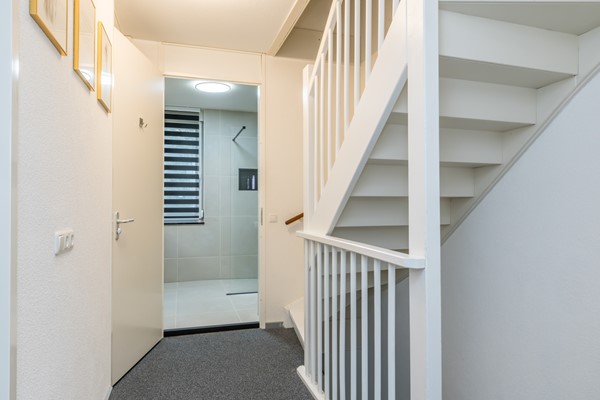Foto - Te koop: In Landgraaf op een zeer kindvriendelijke locatie bevindt zich deze nette en moderne instapklare energiezuinige tussenwoning uit 2008